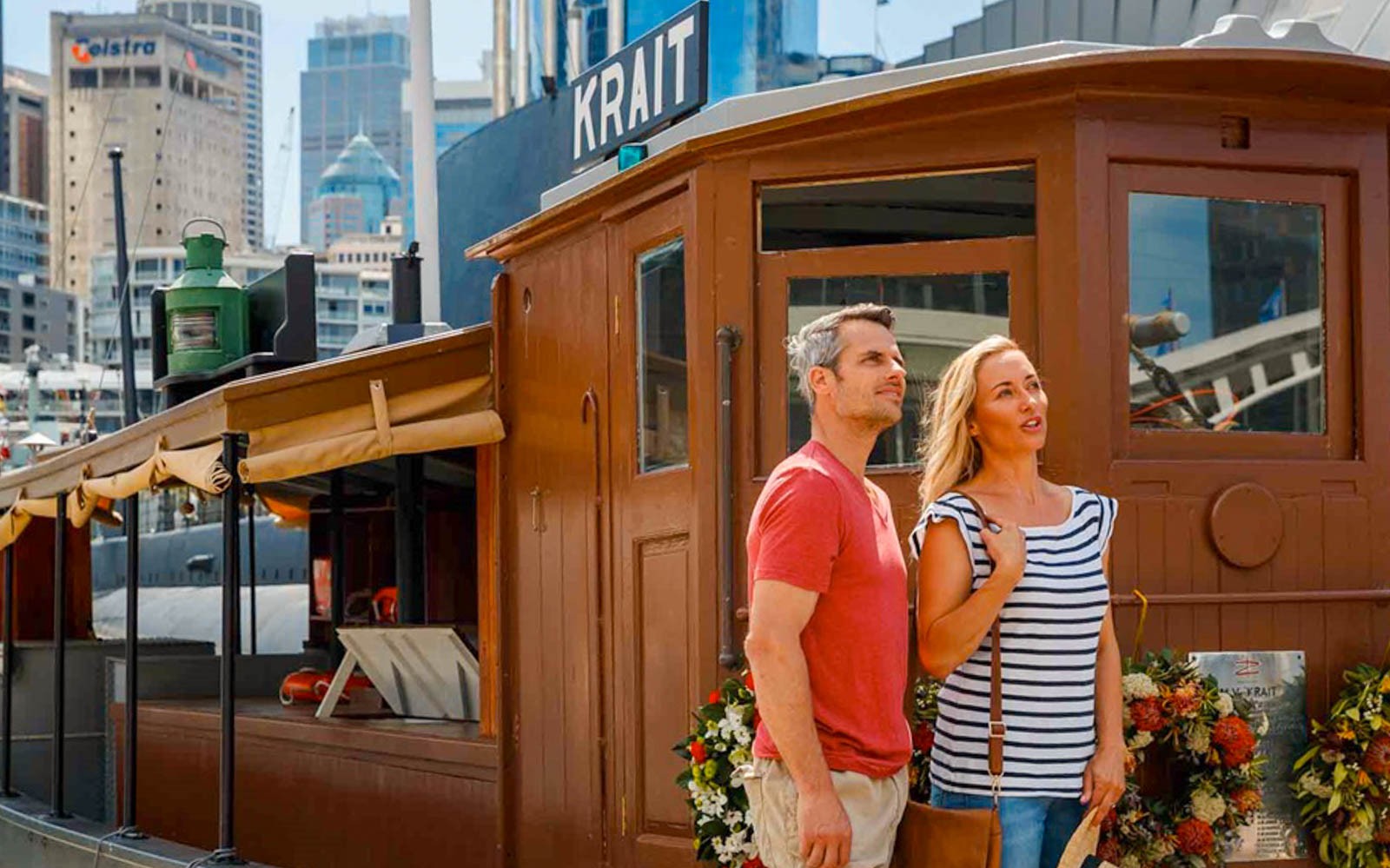 Couple explorant le navire Krait au Musée national maritime australien, à Sydney.