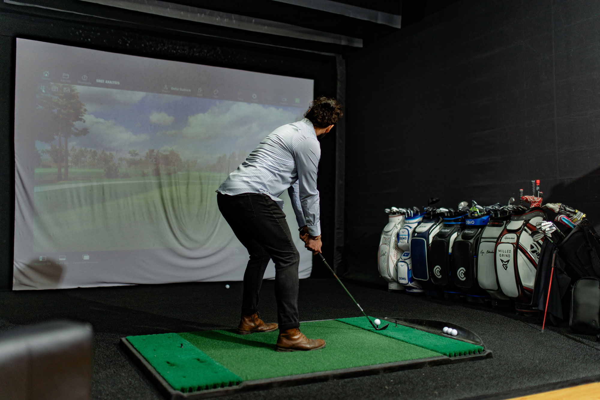 Man playing simulation golf