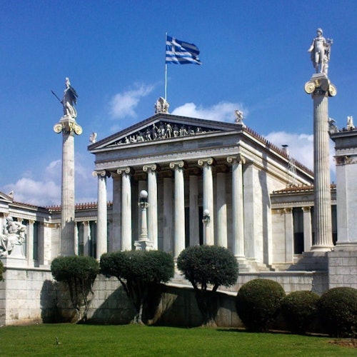 雅典国立卡波季斯特里亚大学庄严的新古典主义立面，为帕内皮斯蒂米乌大街增添了独特风采。