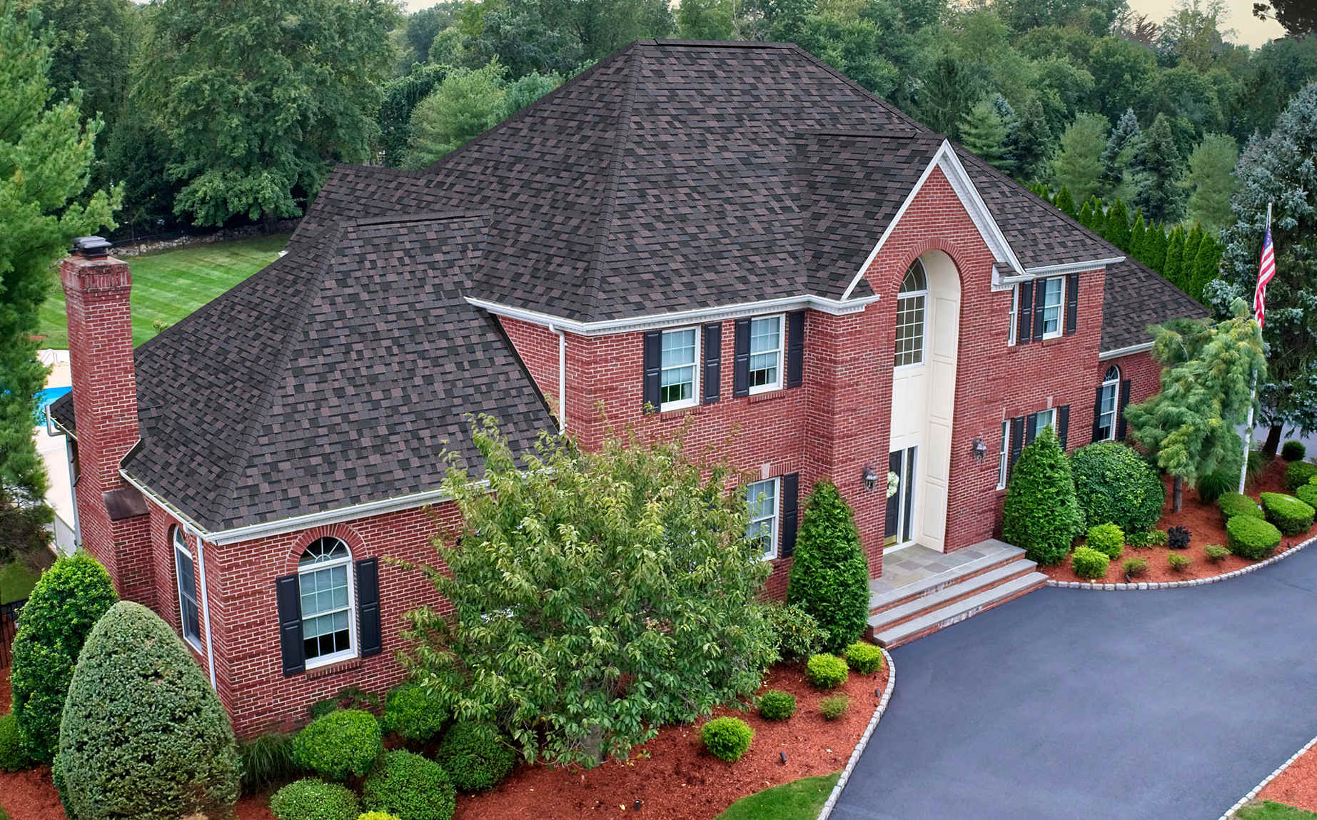 Beauty shot of a large modern home using Owens Corning TruDefinition Duration shingles