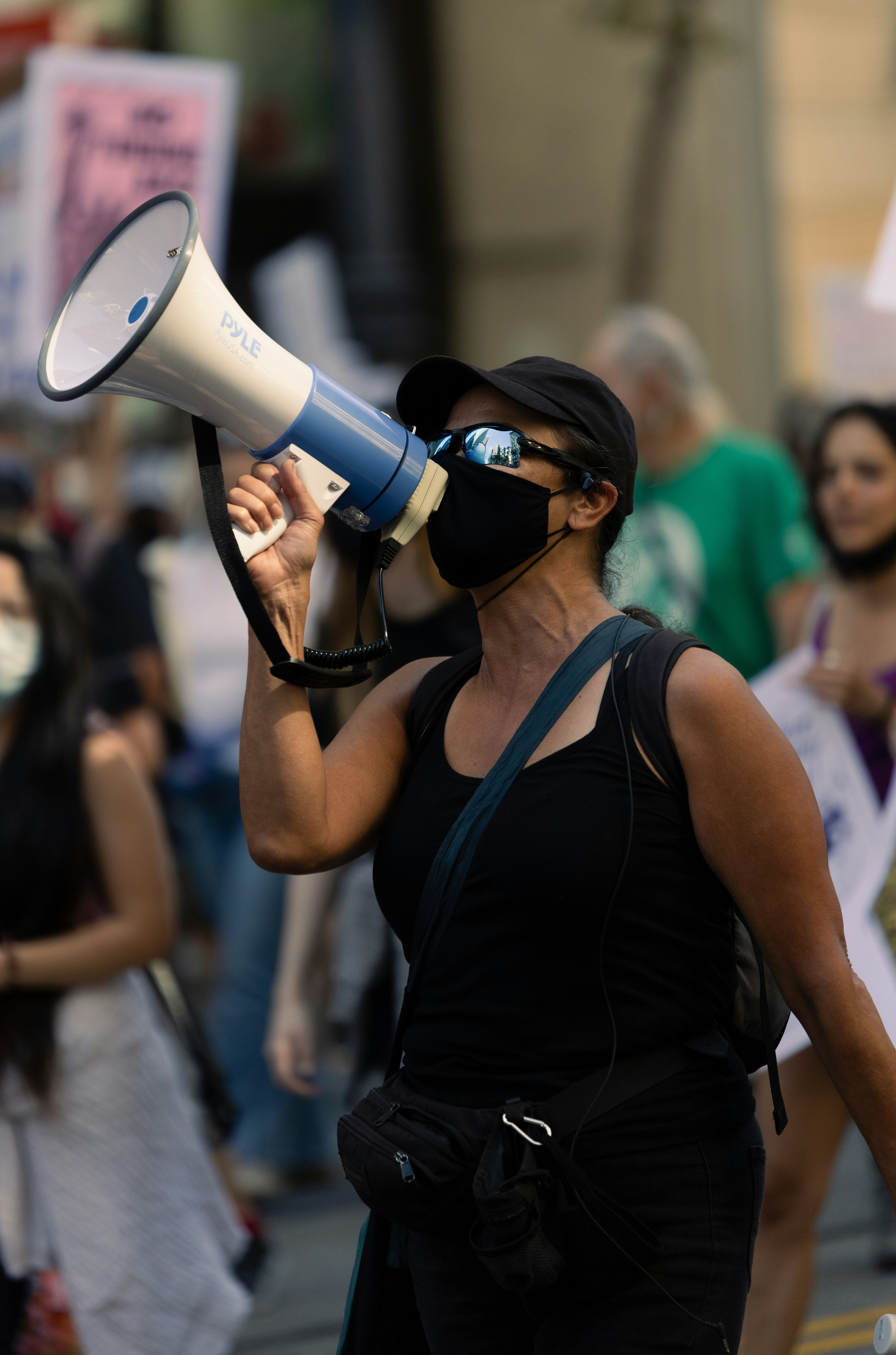Persona con megáfono
