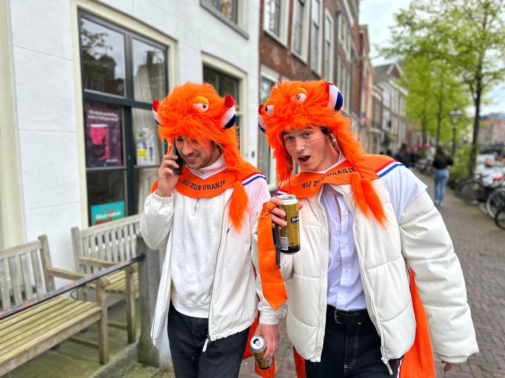 Een foto waar Jannes en Merlijn op te zien zijn met Koningsdag kleding aan.