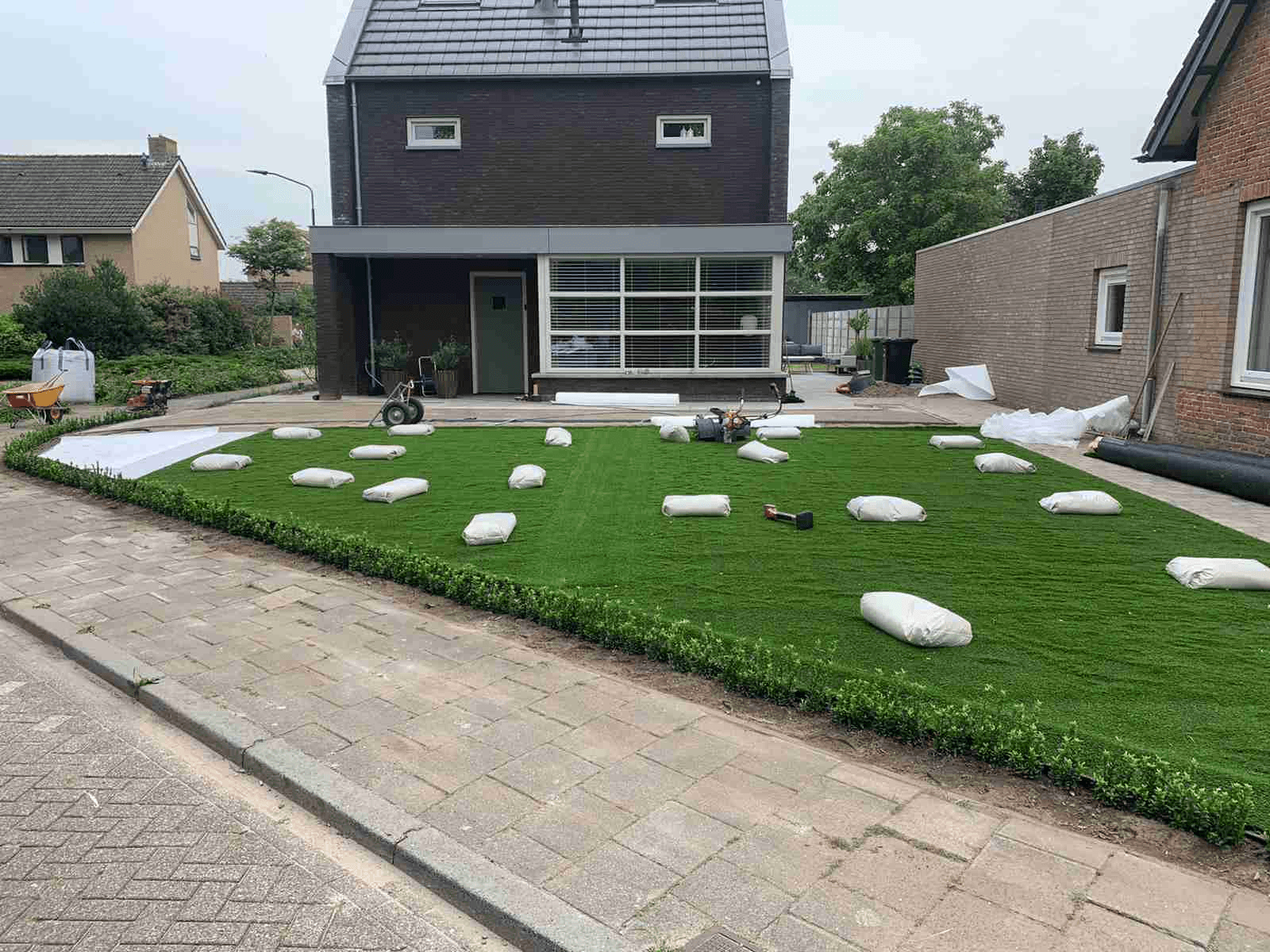 Voortuin met kunstgras van VDV kunstgras