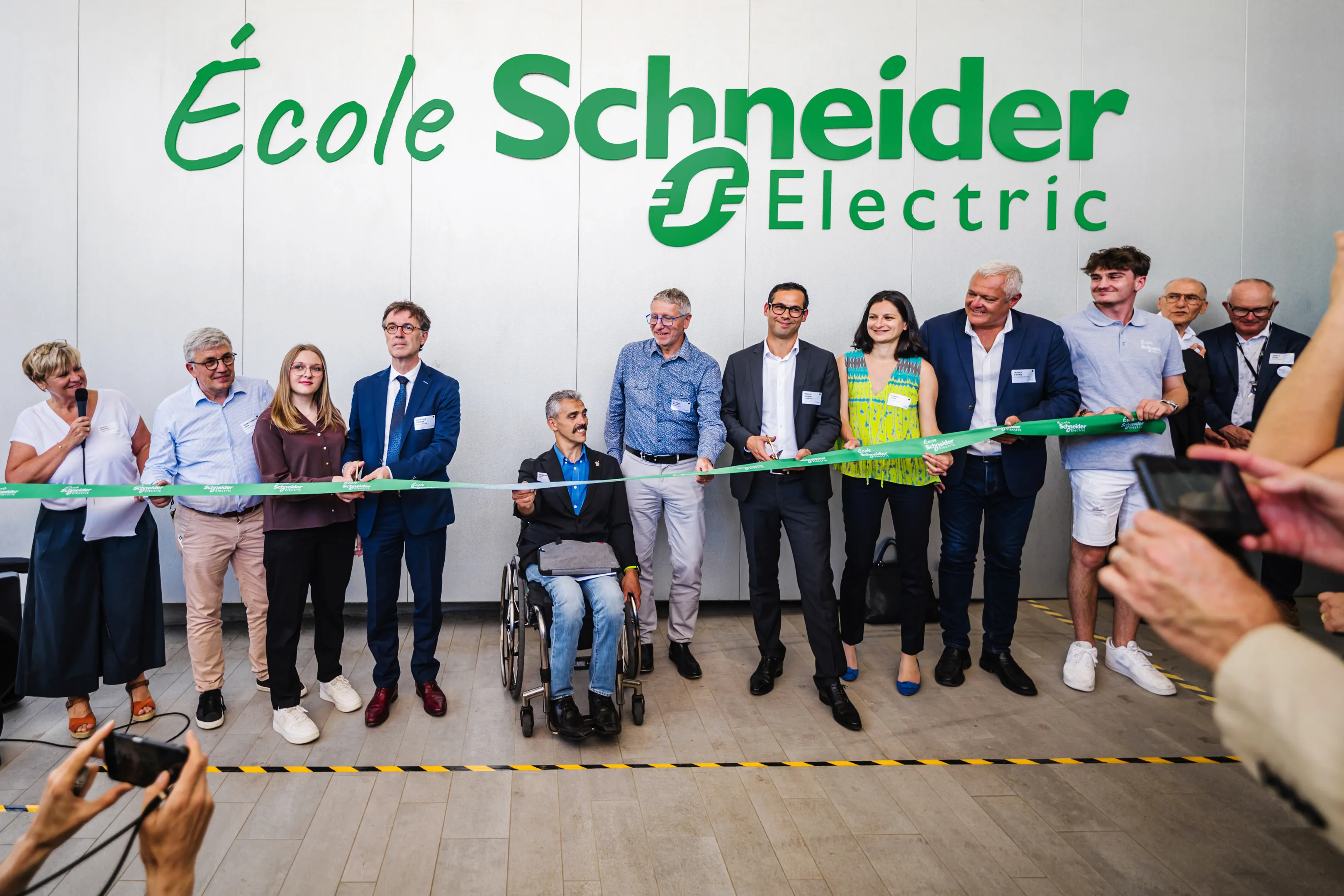 Coupe de ruban lors de l’inauguration de l’École Schneider Electric