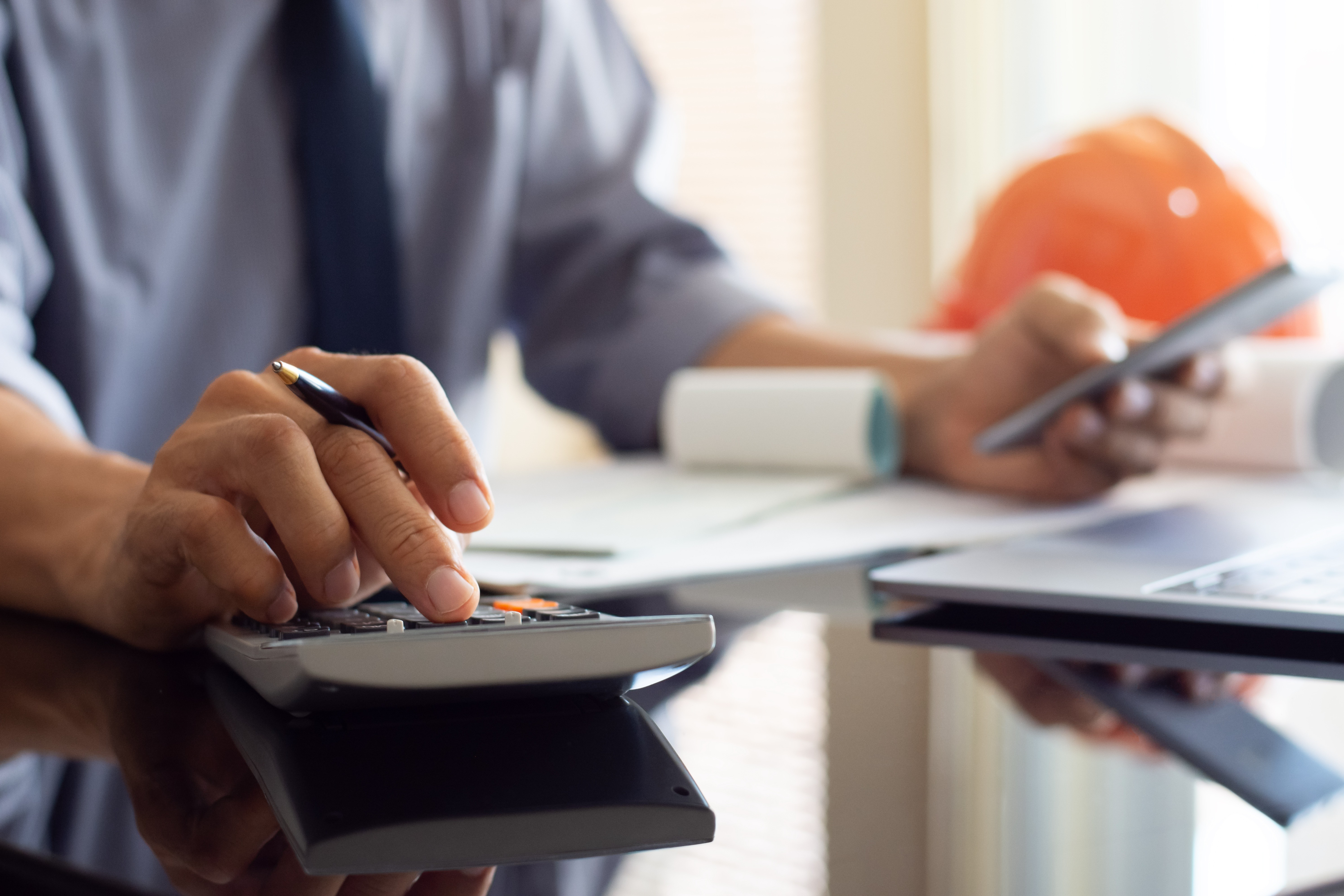 Detailaufnahme einer Person bei der Vergabe von Bauleistungen