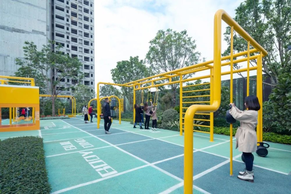 專業戶外遊樂場設施設計，配備鮮黃色雙滑梯及安全人造草皮，打造適合學校或屋苑的兒童遊樂空間工程。