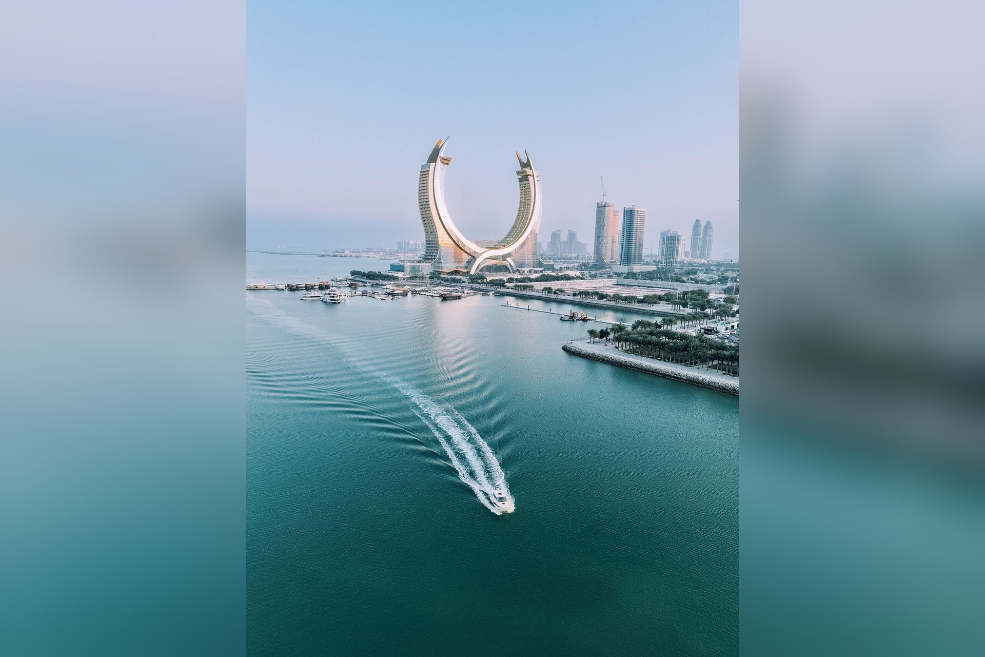 Les tours Katara, à Lusail, vues du ciel au-dessus d'une mer turquoise, un Qatar qui se construit encore