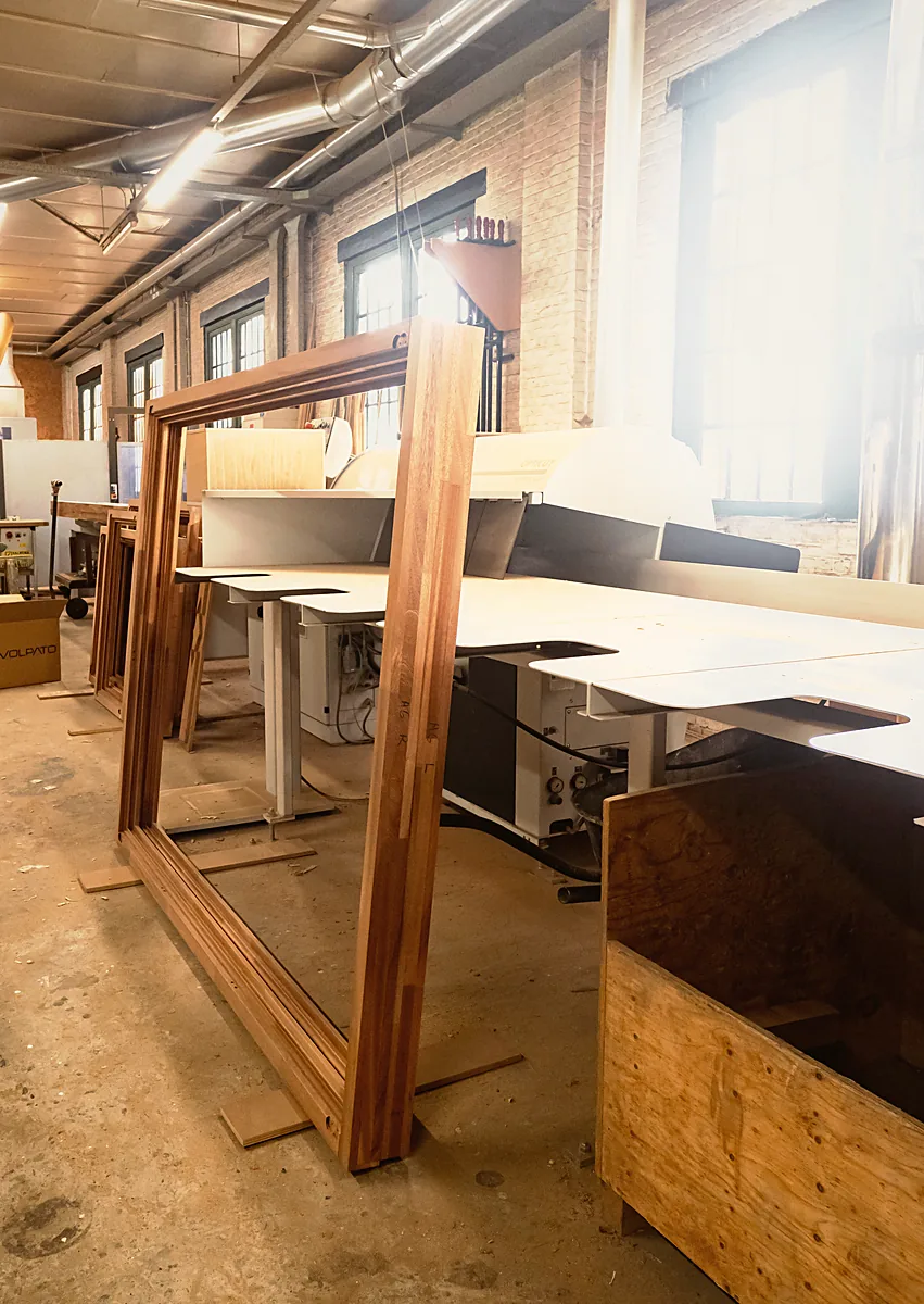 Massief houten raamkader in het atelier