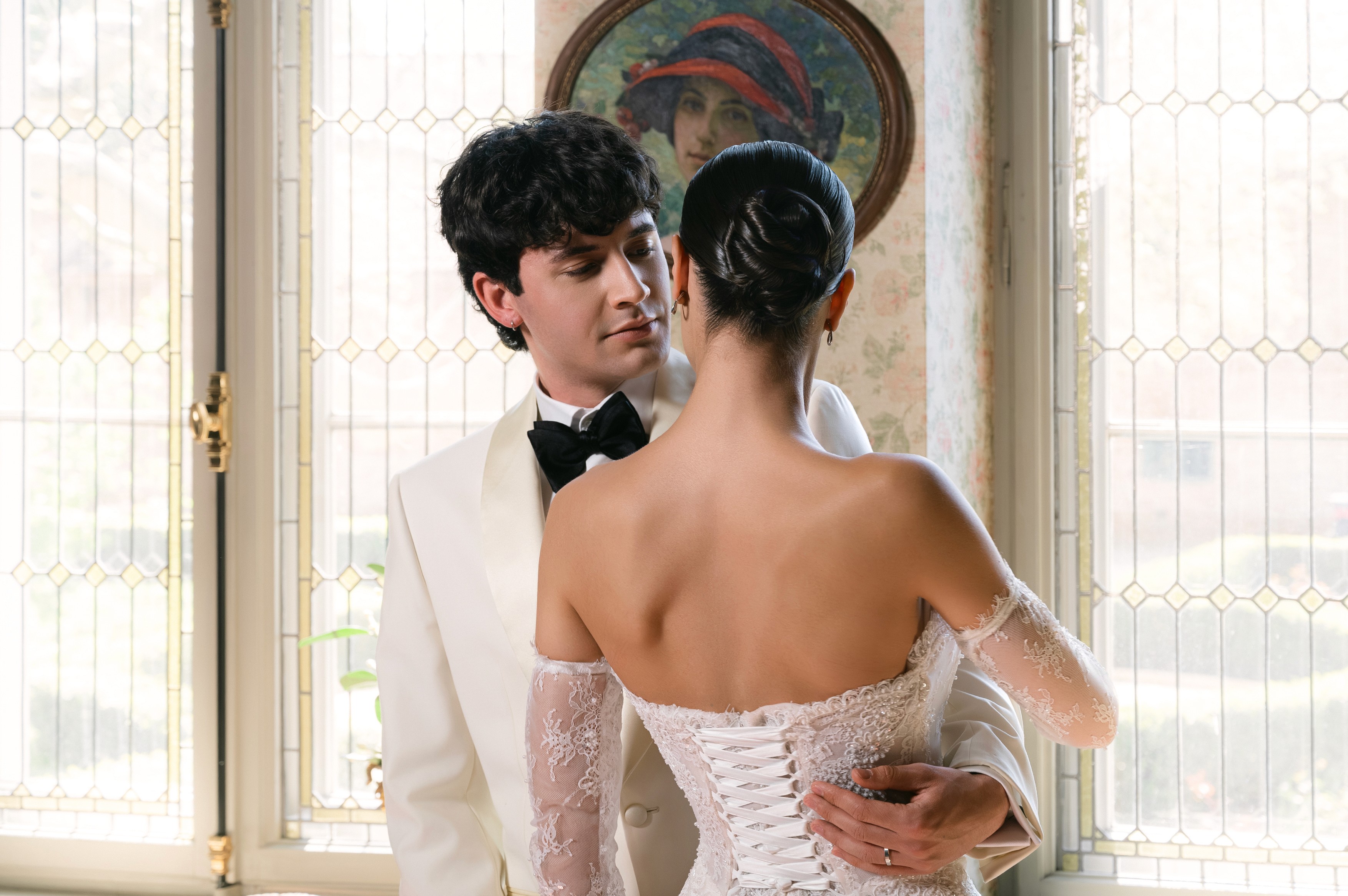 miri în lumină naturală la Domeniul Manasia, portret de nuntă elegant, fotograf de nuntă București