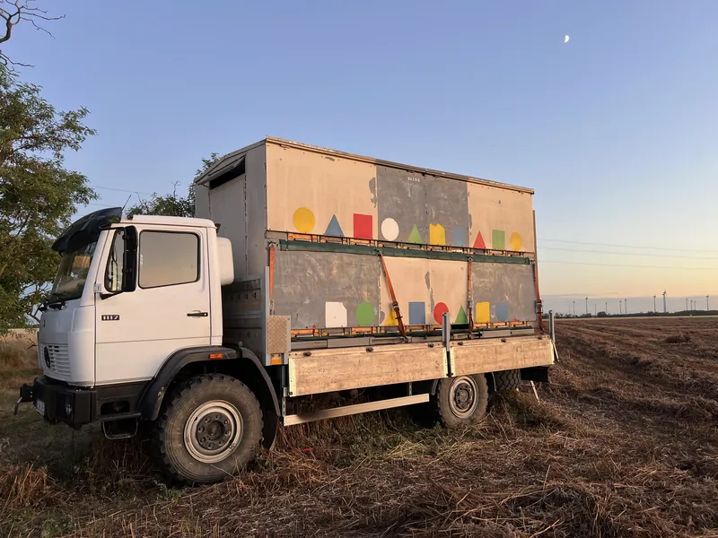 Méhszállítás konténerrel Magyarországon a Bazsó Méhészetben