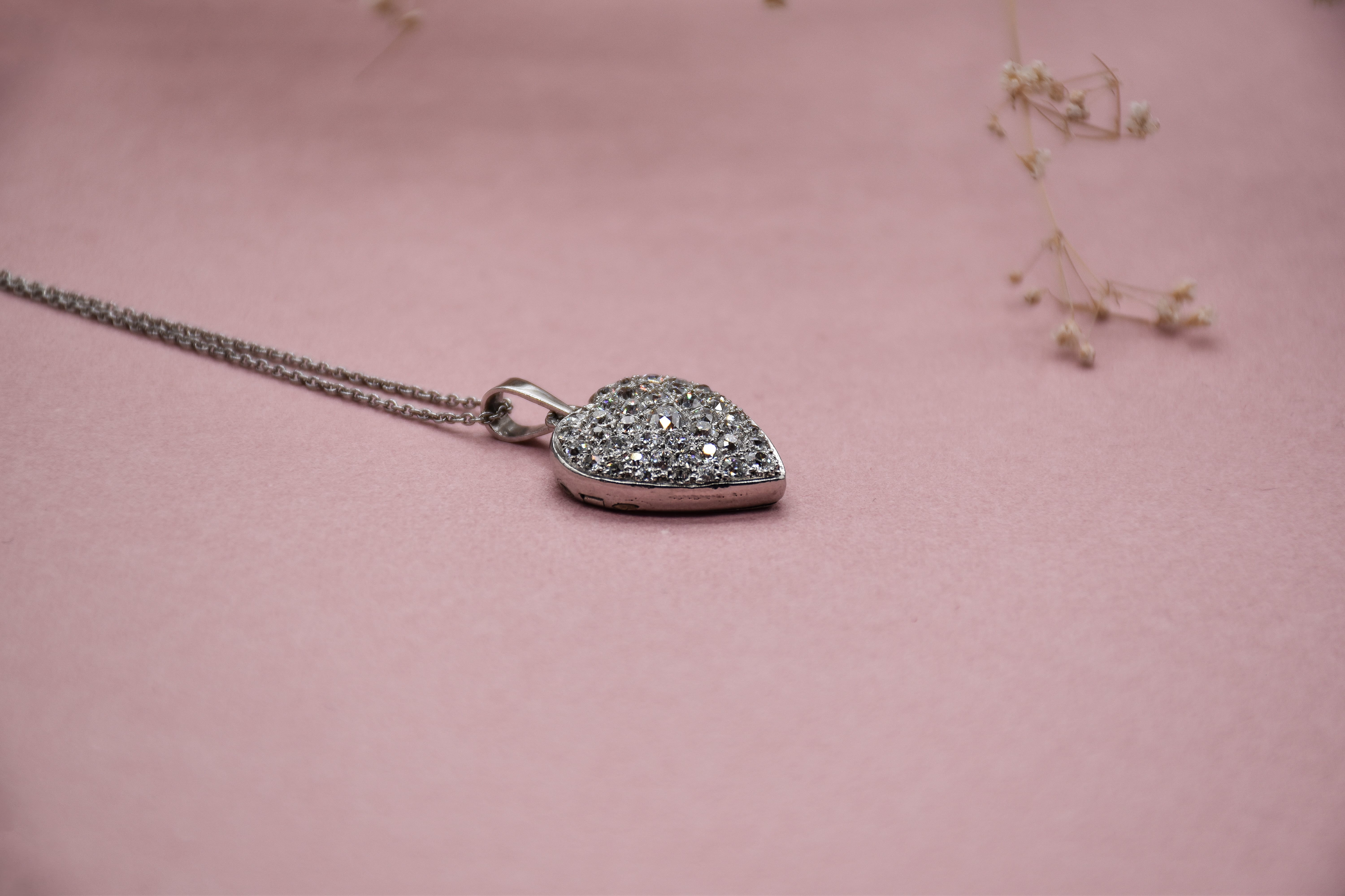 Vue de profil pendentif coeur diamants 