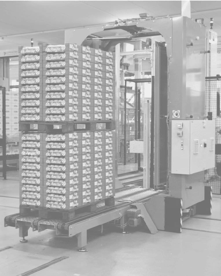 Ein Verpackungsroboter stapelt Kartons geordnet auf Paletten und erhöht die Effizienz im Lager.