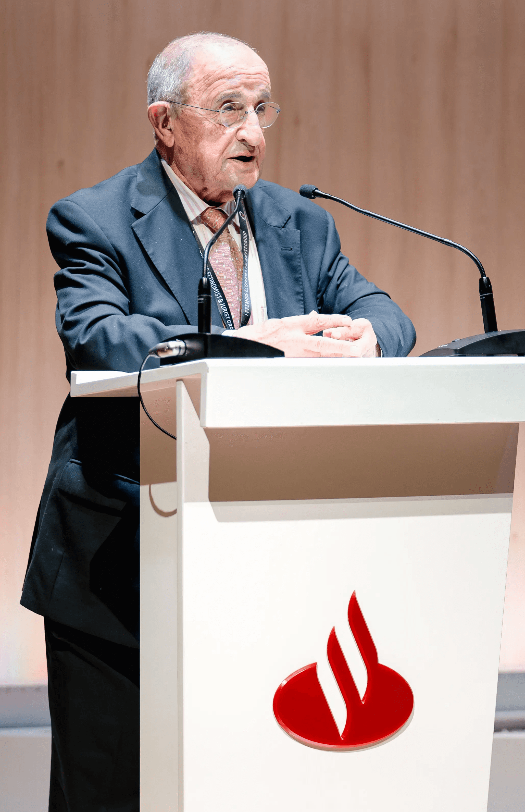 José Antonio Escudero, jurista e historiador español, durante una conferencia de Santander