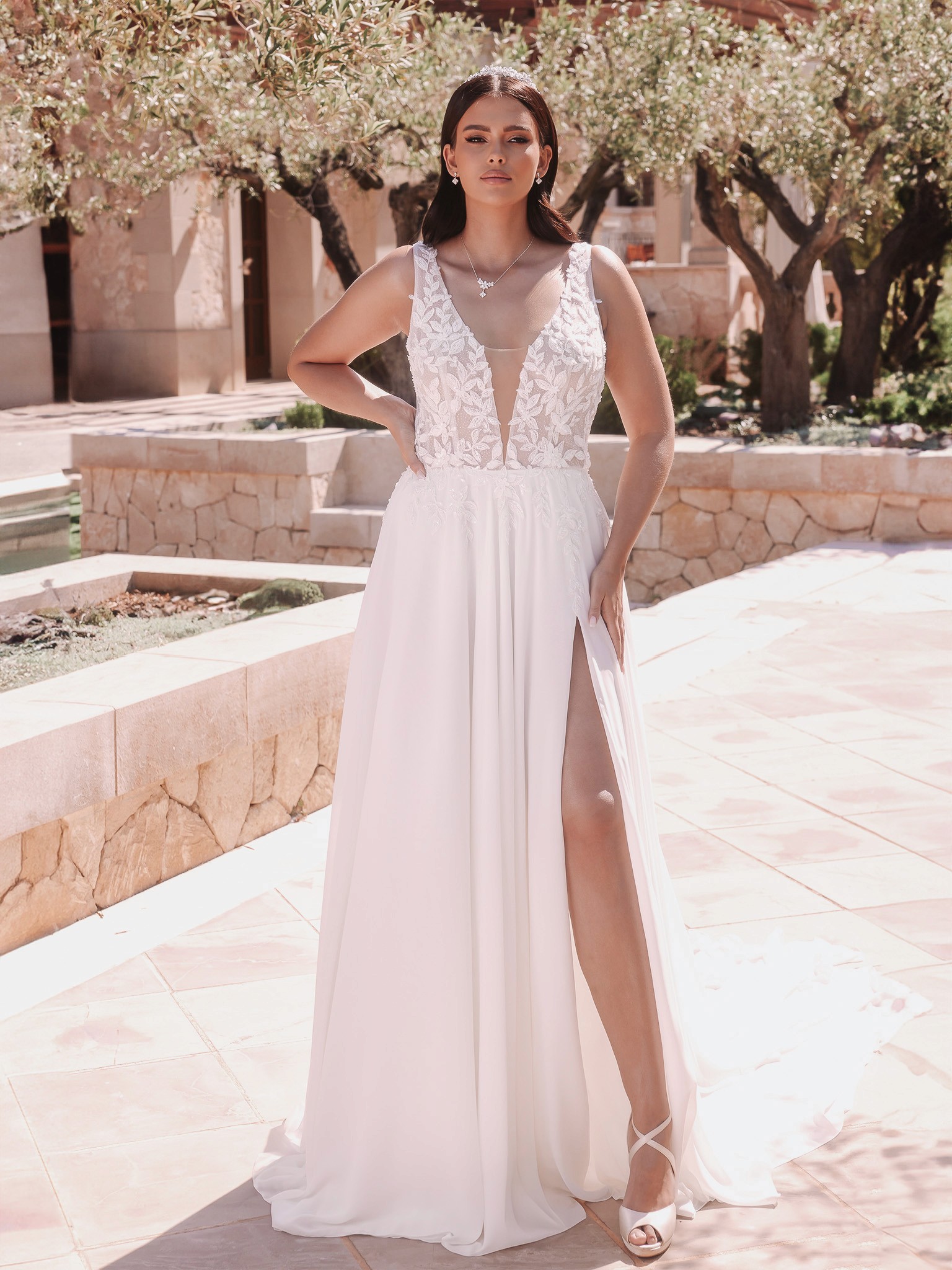 Brautkleid in großen Größen mit Schlitz und fließendem Rock