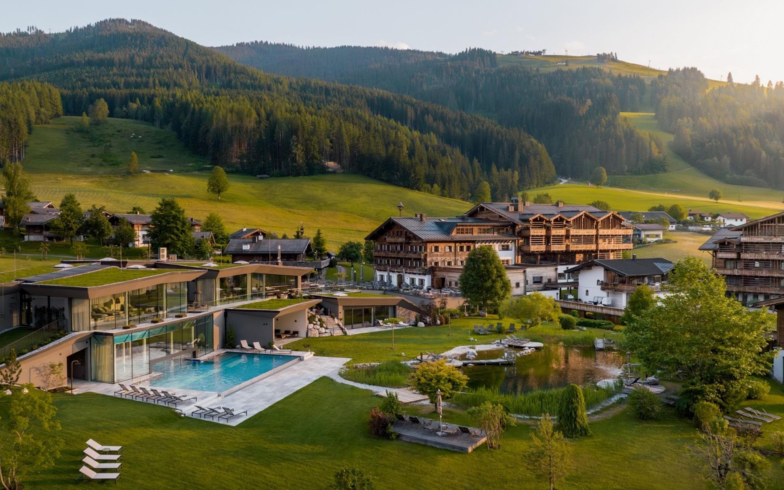 Hotel Puradies in grüner hügeliger Landschaft.