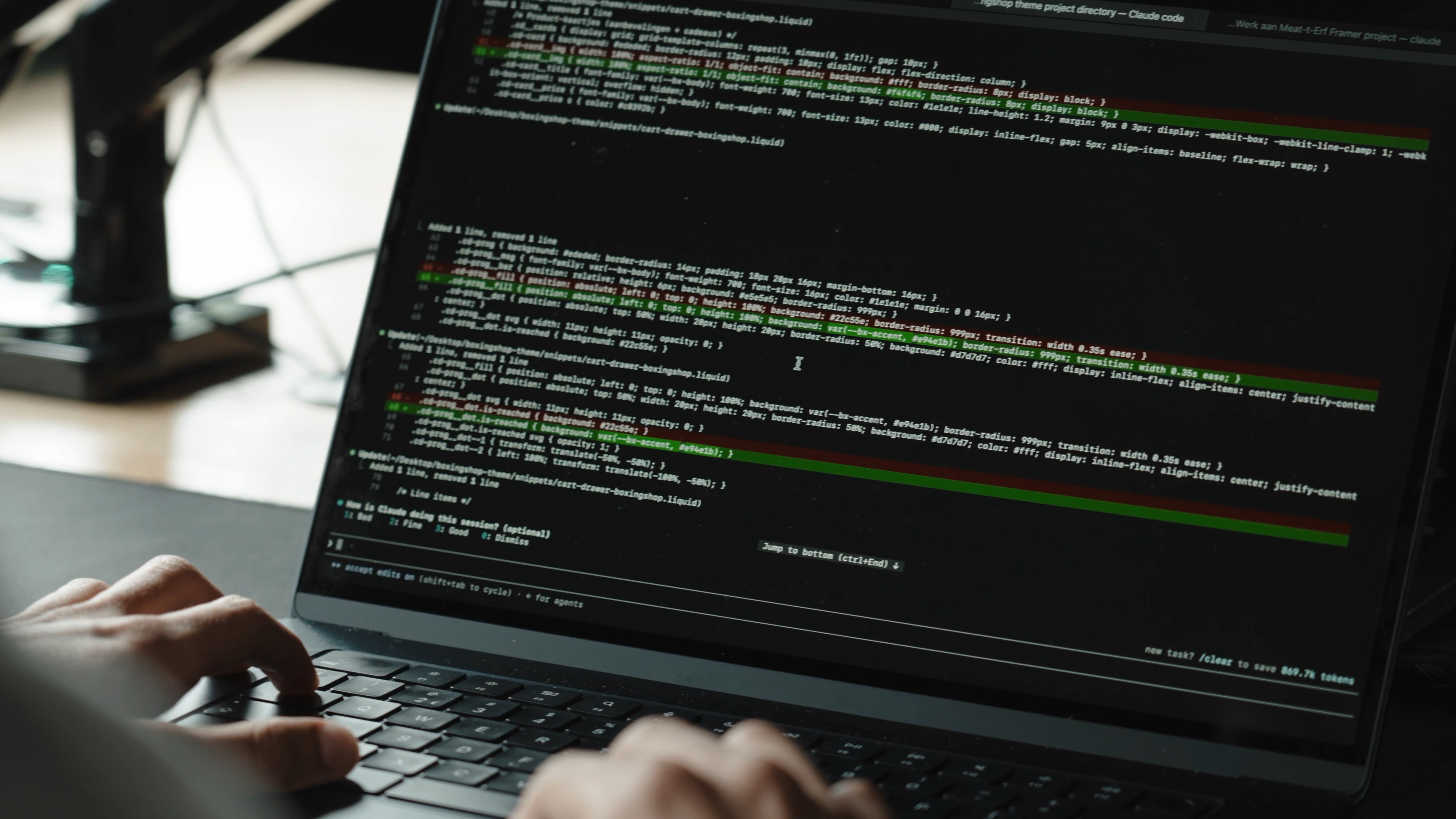 Handen typen code op een laptop tijdens het bouwen van een website