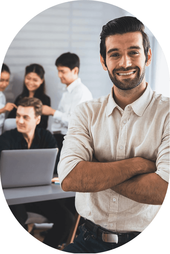 Equipe com gestor em primeiro plano