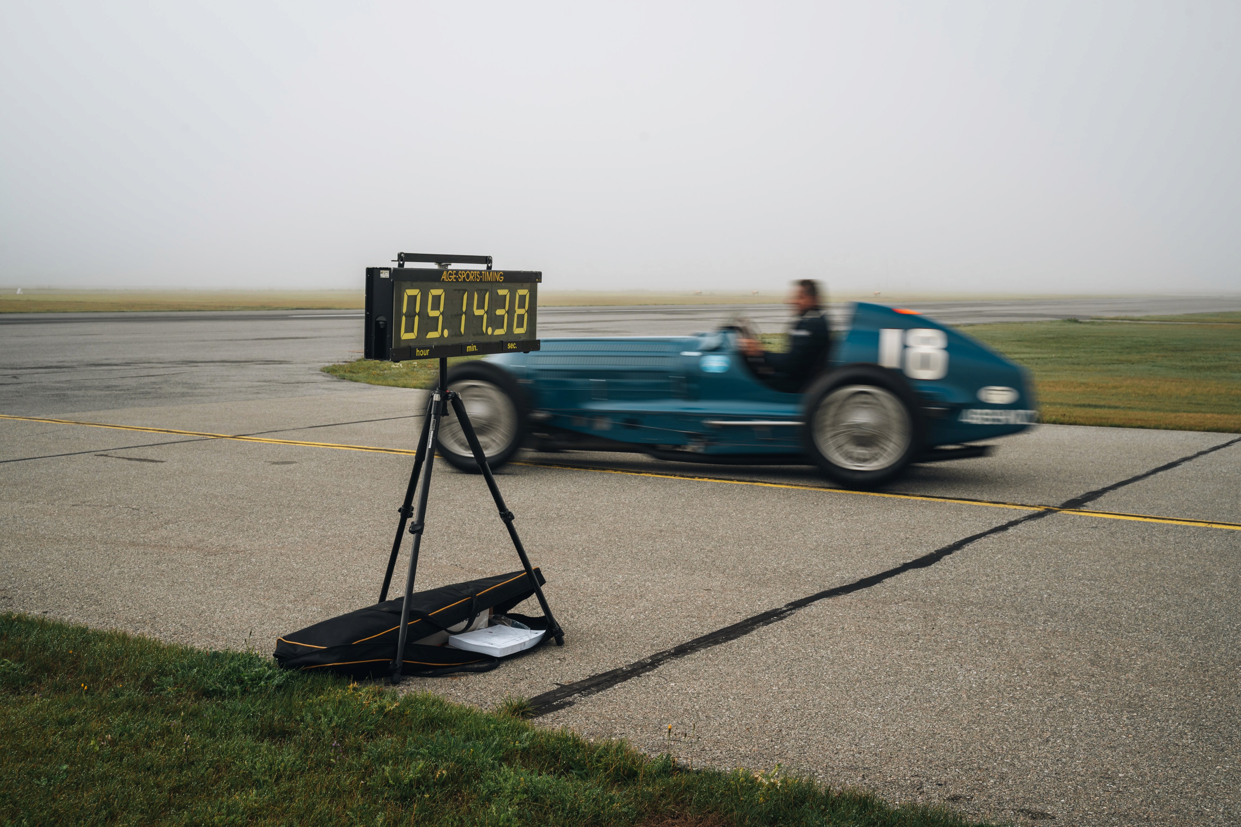 orologio da gara e auto sportiva
