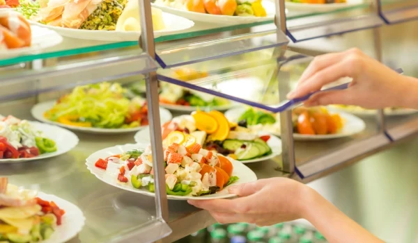 Salades in vitrine