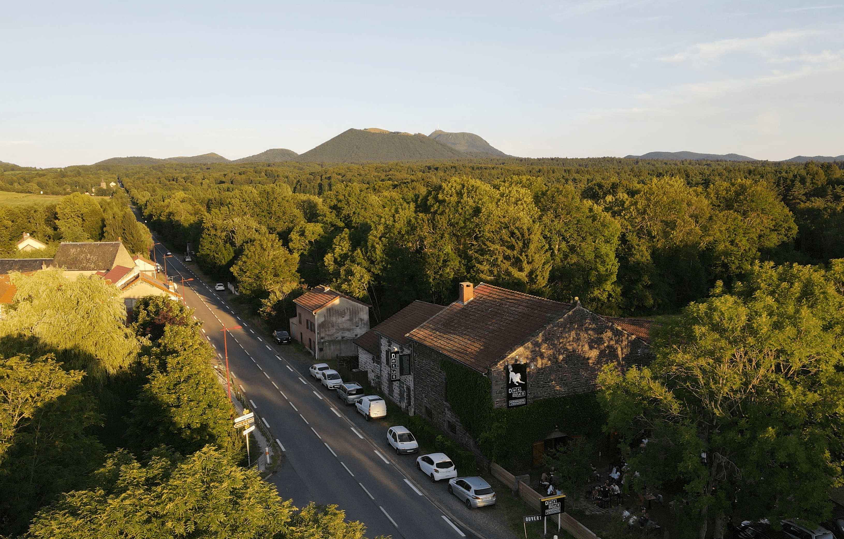 vue drone du brewpub avec la chaine des puys en fond