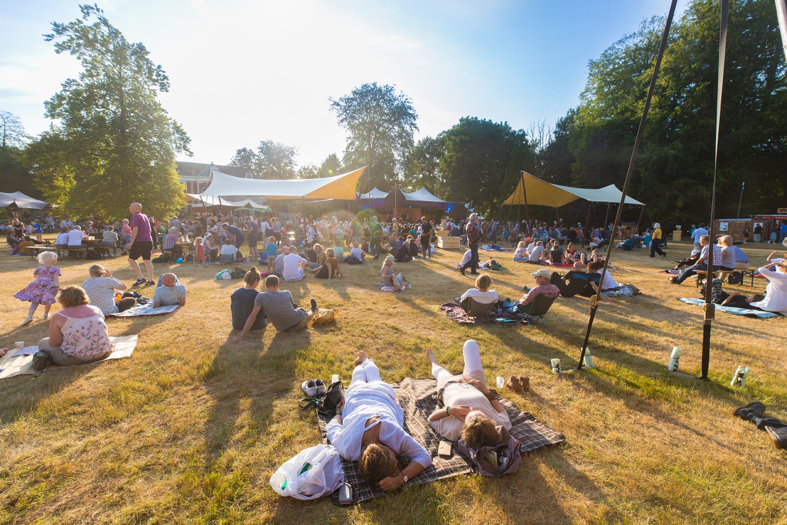 Een foto van het publiek op het Wonderfeel festival in Baarn