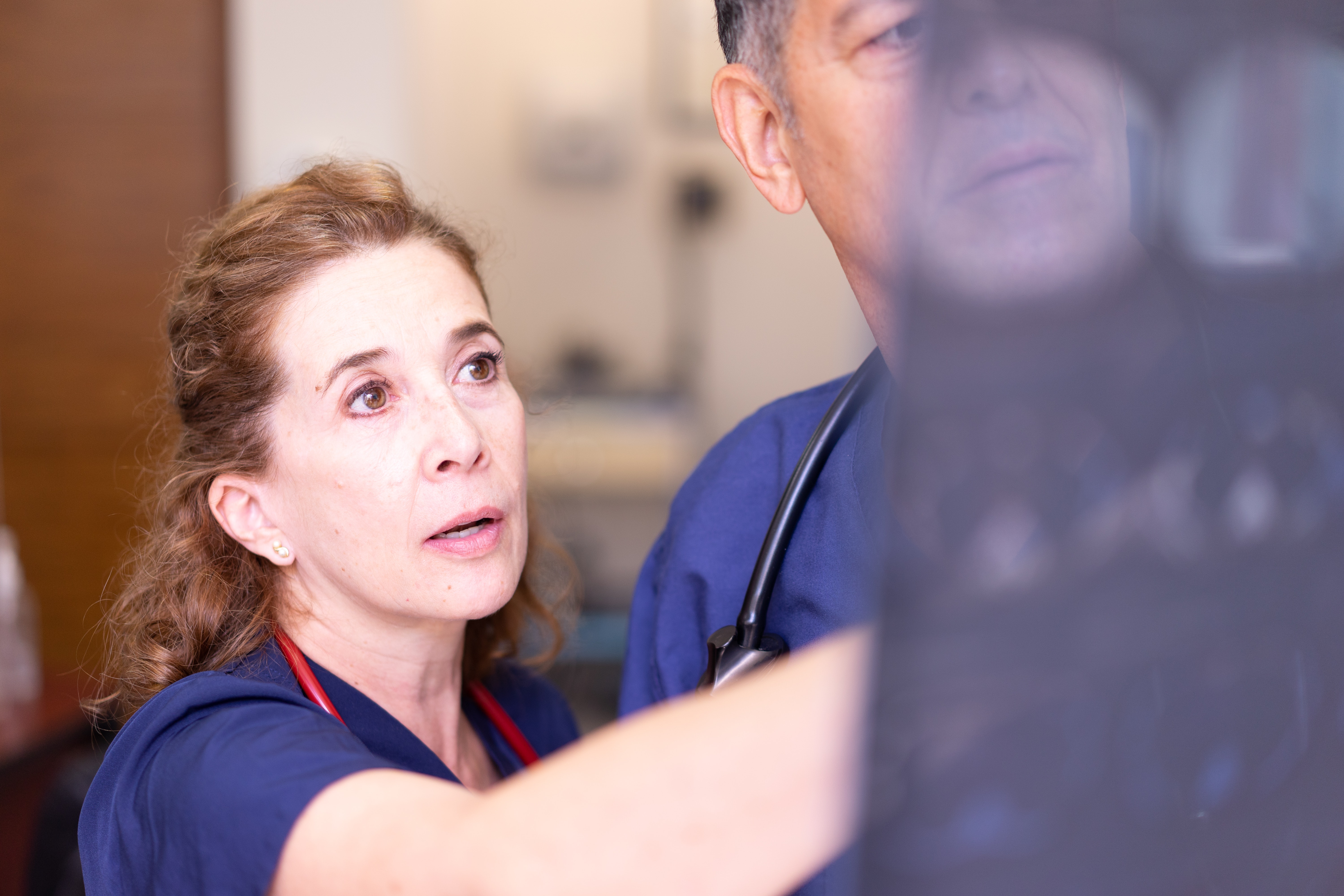A summary of a study's findings on the low incidence of anaphylaxis from contrast media, the importance of quick adrenaline administration, and the need for better documentation.