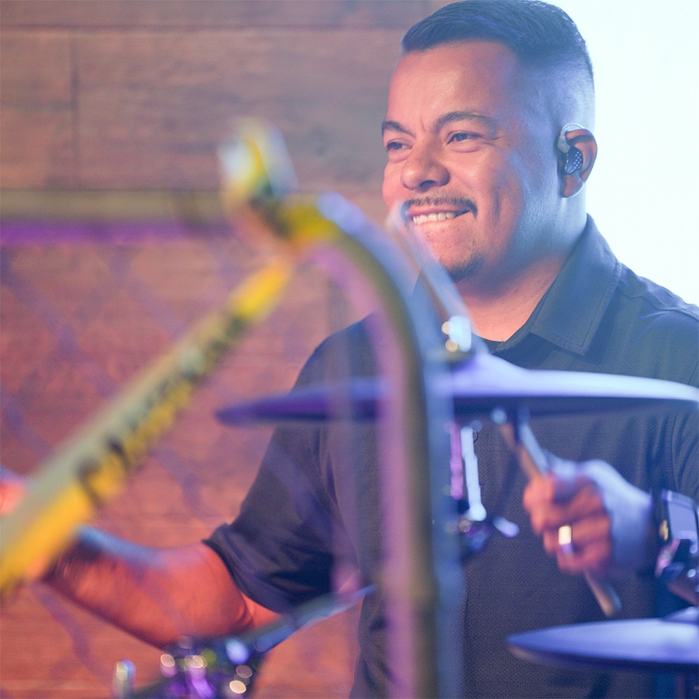 Hombre en la bateria sonriendo