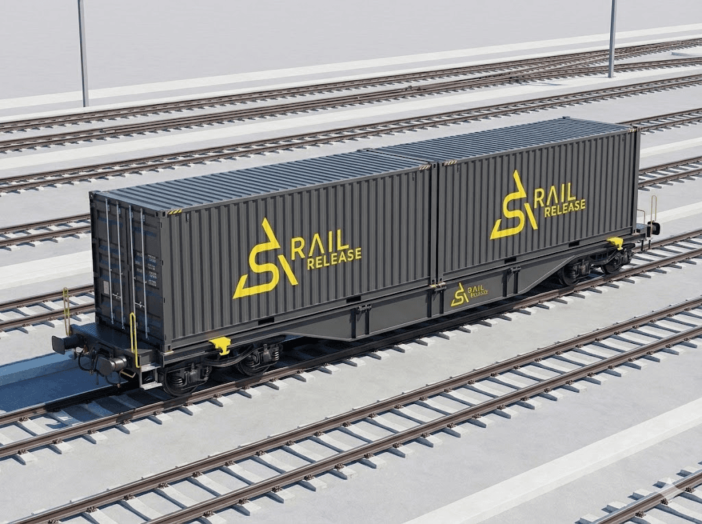 Güterwagen mit AS Rail Release Branding auf Gleisanlage