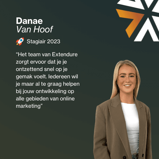 Juichende collega's die een videogame spelen