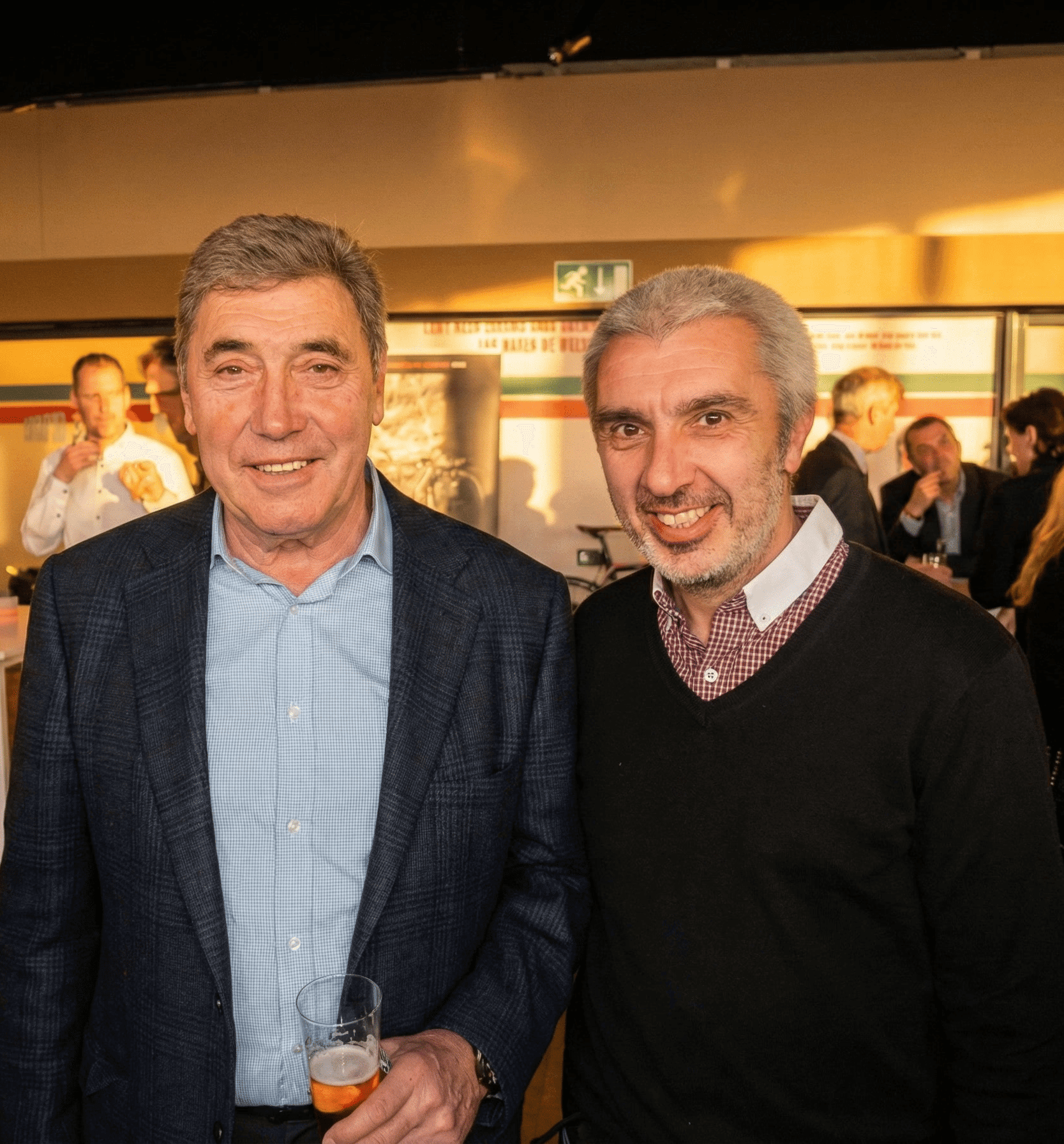 Le gérant du magasin de vélos BFZ Eghezée aux côtés de la légende du cyclisme Eddy Merckx.