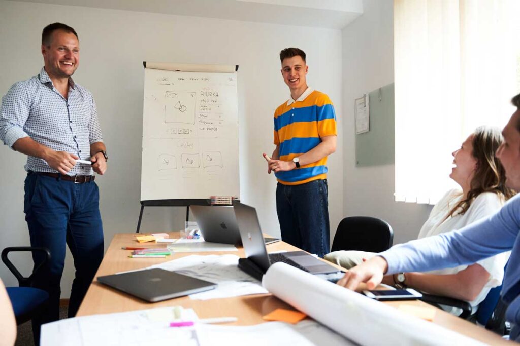 Plusy i minusy szablonów Shopify dedykowanych oraz gotowych. Porównanie.