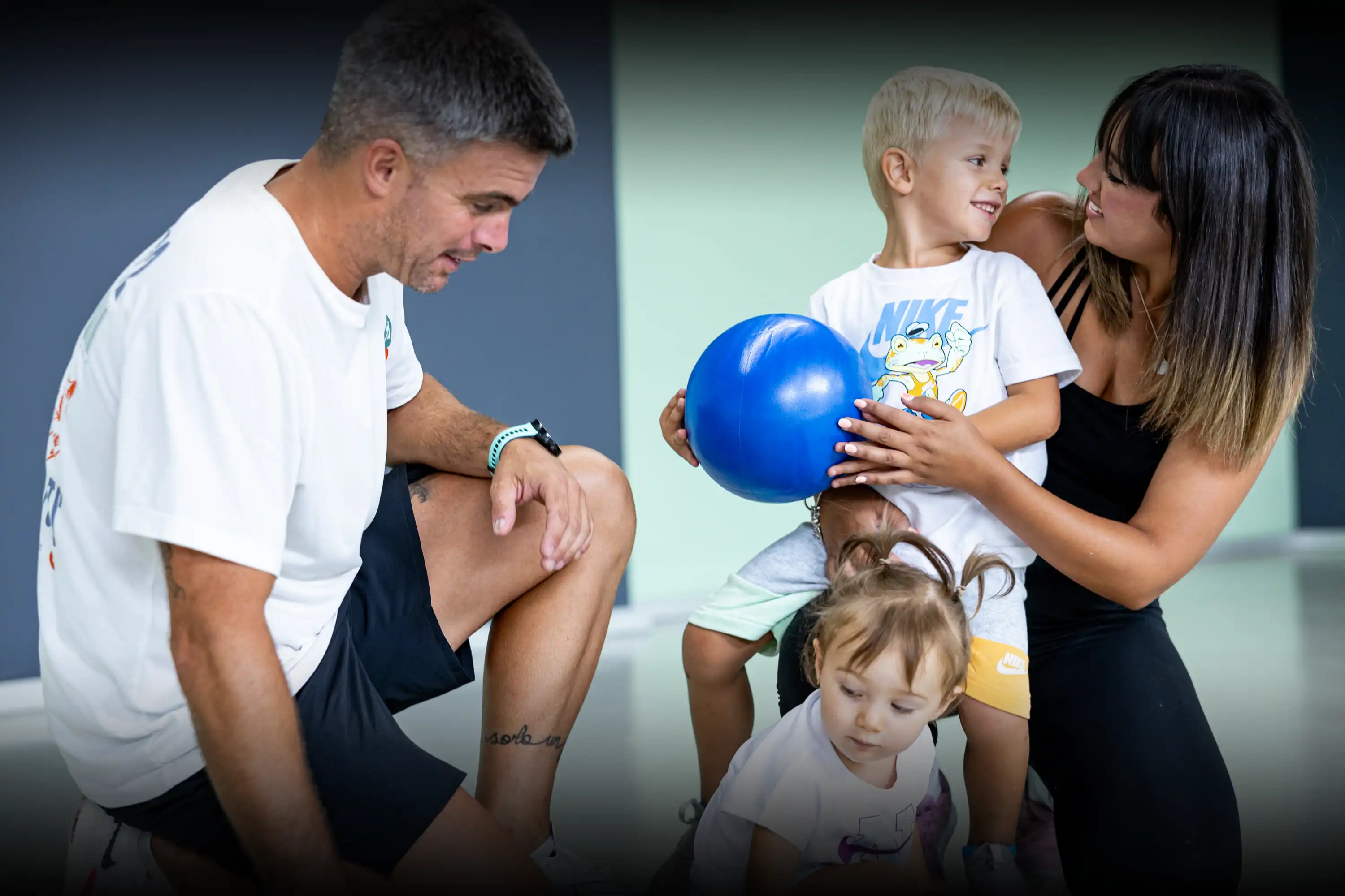 Una familia con hijos se divierte en un centro deportivo Agora