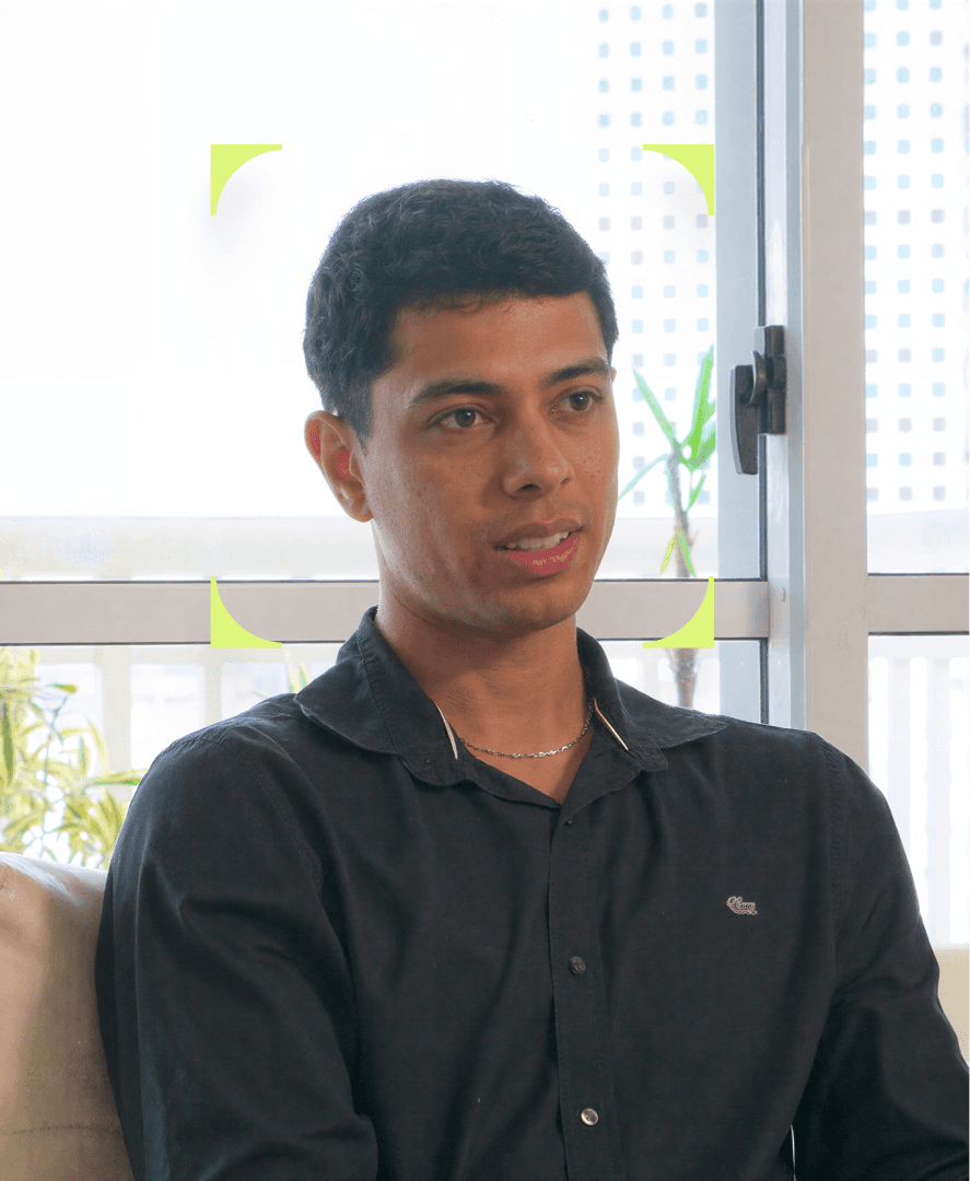 Cliente da Tivita em gravação de depoimento: homem de camisa escura, com marcação de foco verde na imagem; tema voltado a clínicas.