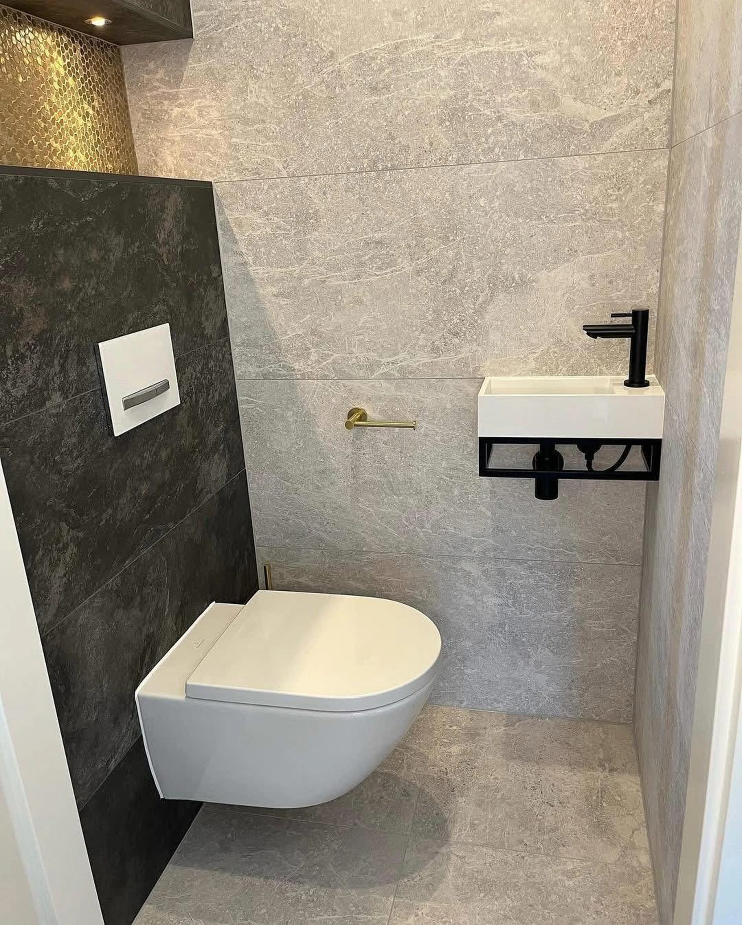 Détail — tablette en bois et verrerie.