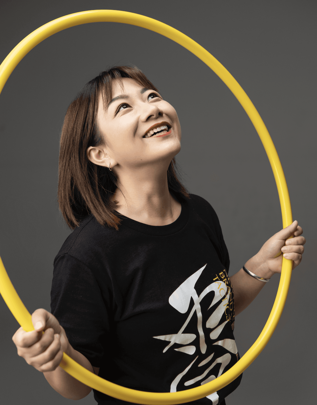 手持圆环的年轻女性