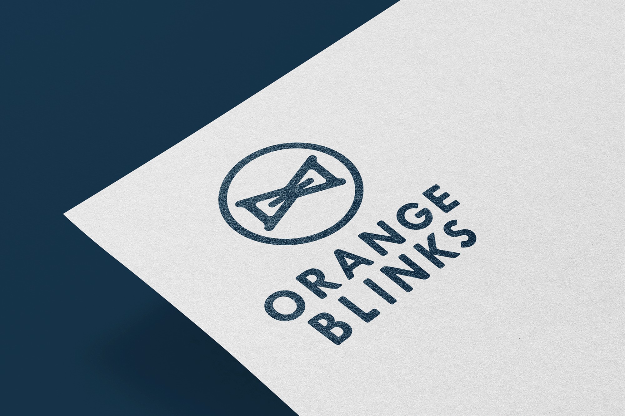 這張圖片展示了ORANGE BLINKS的品牌識別,藍色圓形內有一個西裝蝴蝶結的圖案,搭配ORANGE BLINKS字,背景為白色。