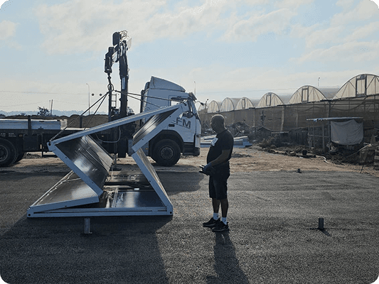 מבנה יביל בתהליכי הקמה כאשר הוא חצי מקופל, ואיש עומד לידו