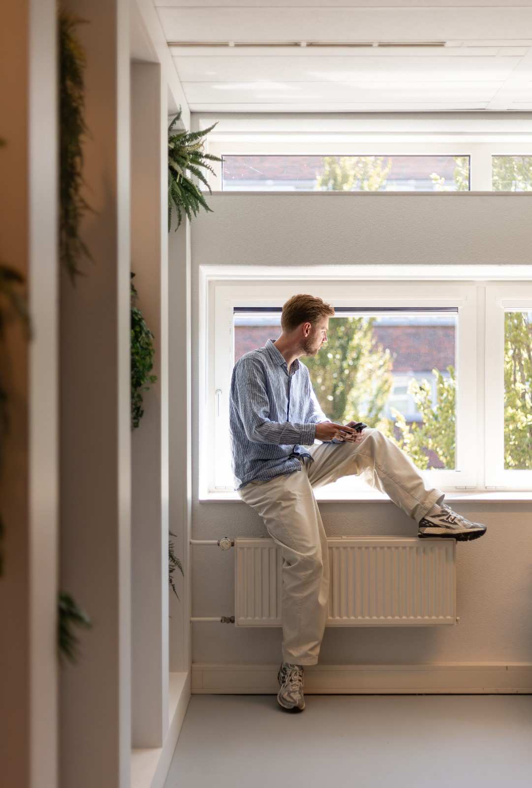 Jesse van Social Youth die uit het raam kijkt en zoekt naar marketeers die met Social Youth samen willen werken