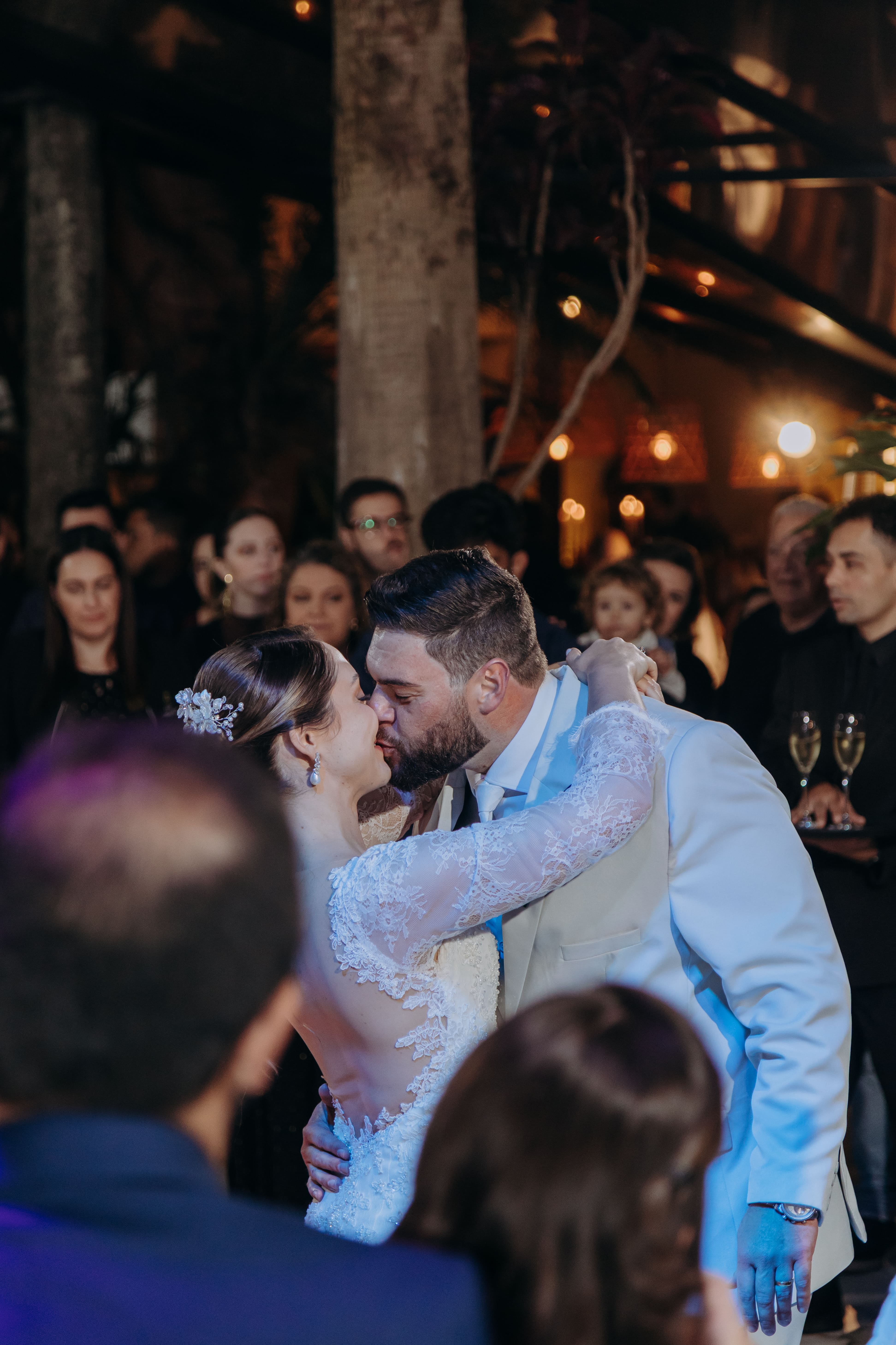 Bride & groom kiss. Buffet Simone Carvalho: luxo casamentos, celebrações Poços de Caldas.