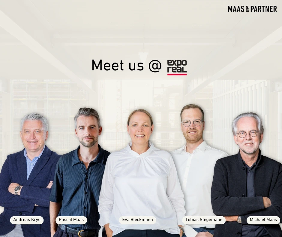 Gruppenaufnahme mehrerer Personen vor hellem Studiohintergrund mit dem Schriftzug „Meet us @ Expo Real“; Ankündigung eines Messebesuchs von MAAS & PARTNER.