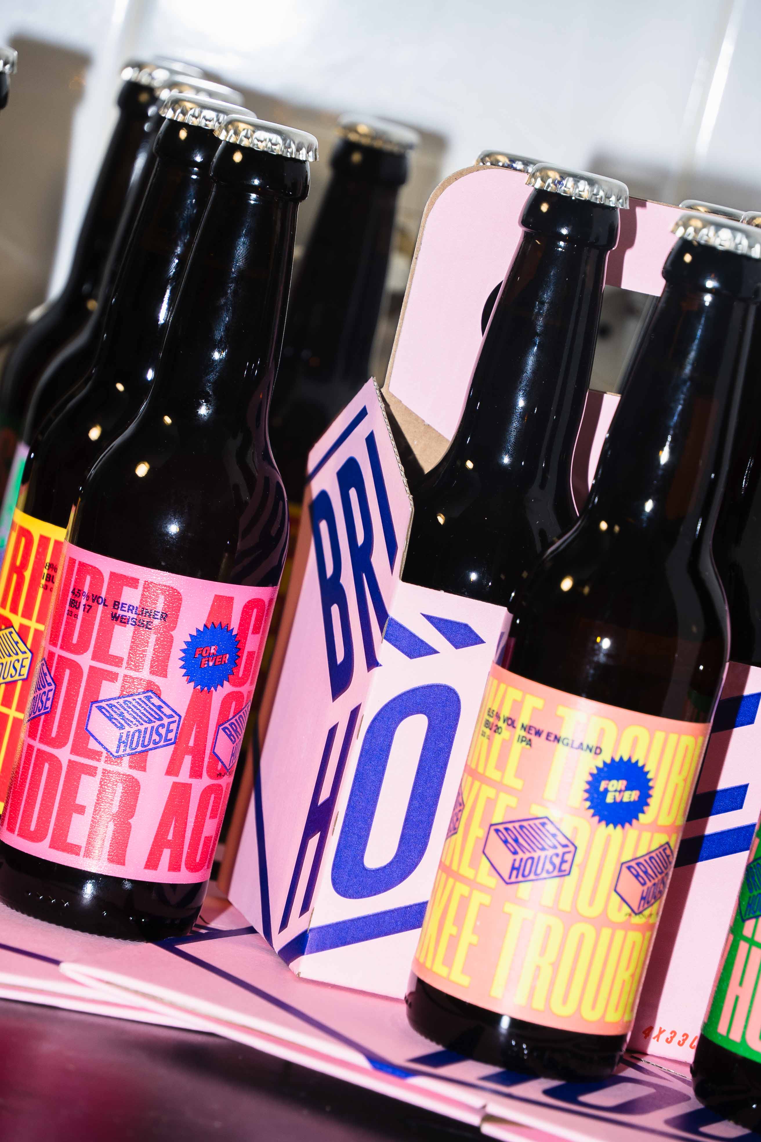 Quelques bières posées et un pack