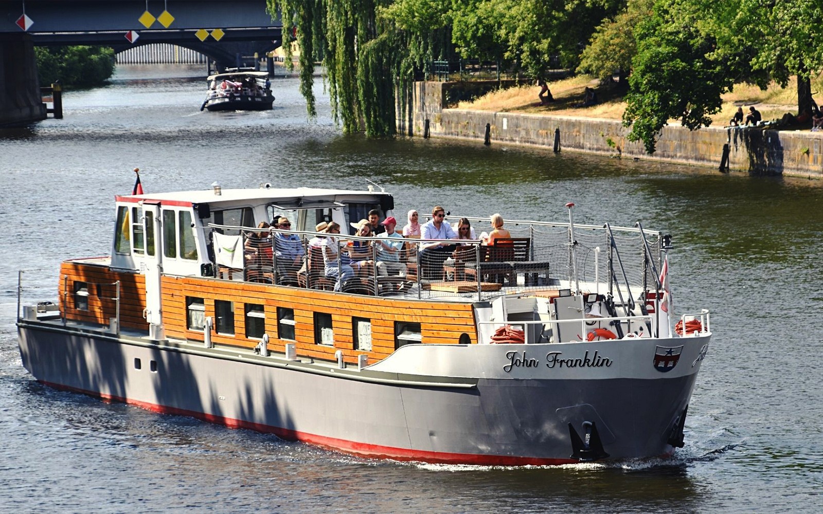 Boot met passagiers die over de Spree in Berlijn, Duitsland vaart.