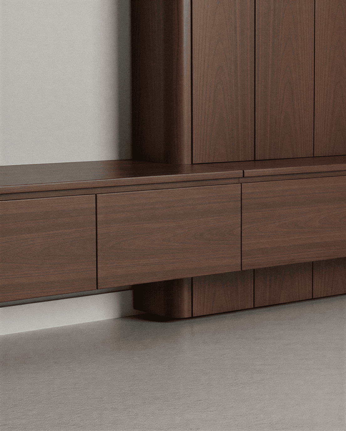 Maatwerk kast in donker hout met verticale panelen en strakke belijning.