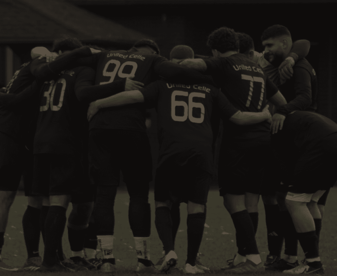 Fußballspieler im Gespräch auf dem Spielfeld, Teamgeist United Celle