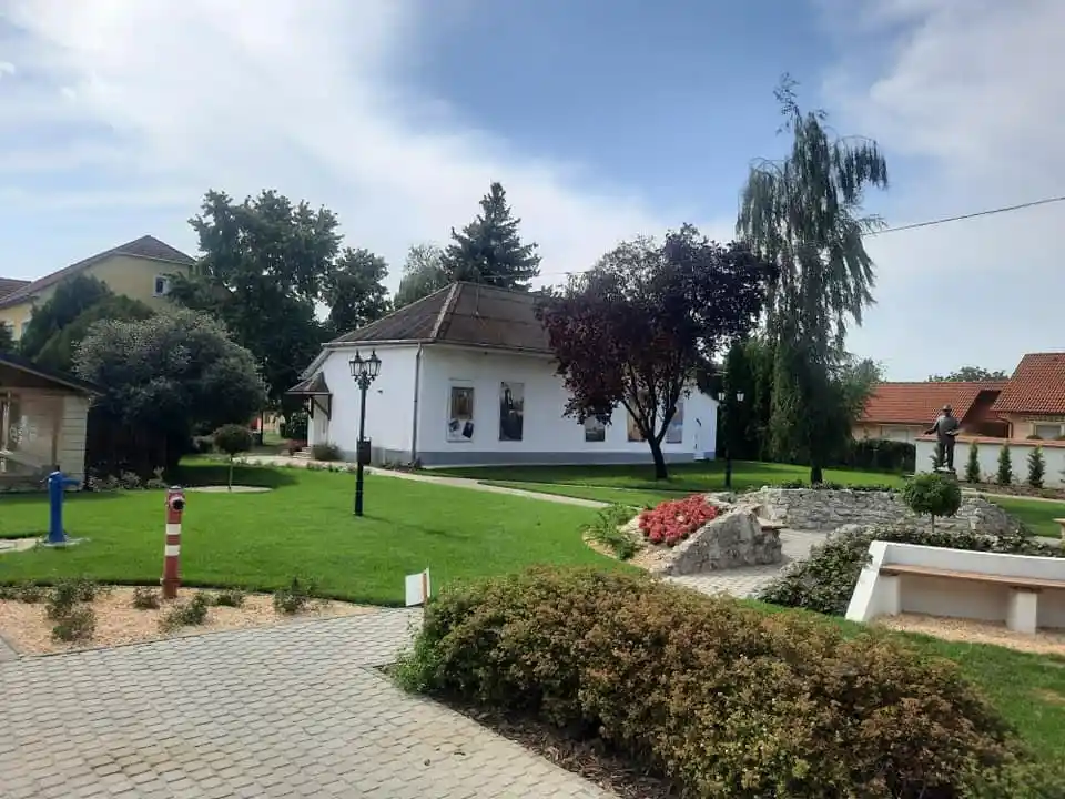 Szirmabesenyői közpark felújítás napelemekkel és pihenőrésszel