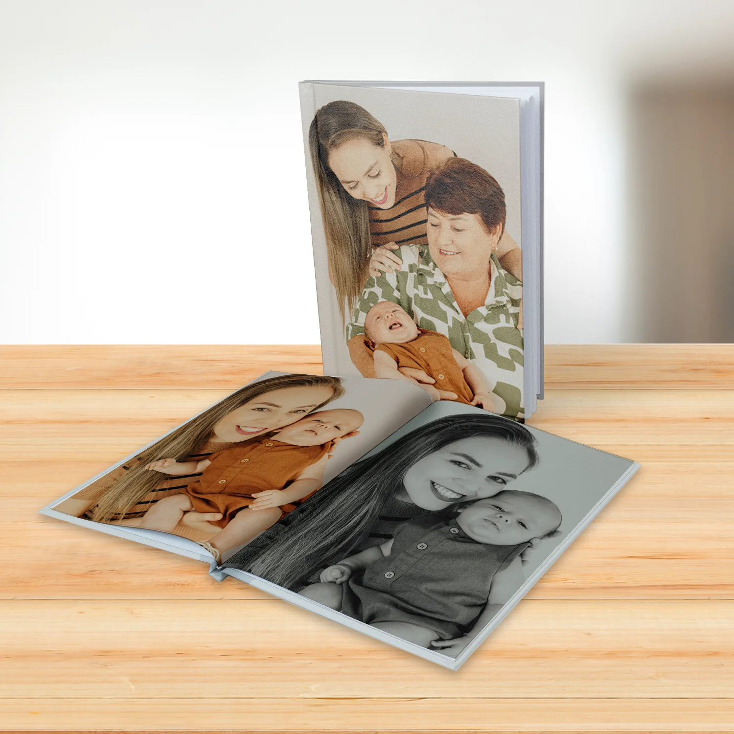 Fotolivro de capa dura no tamanho 30x30cm aberto e fechado em loop.