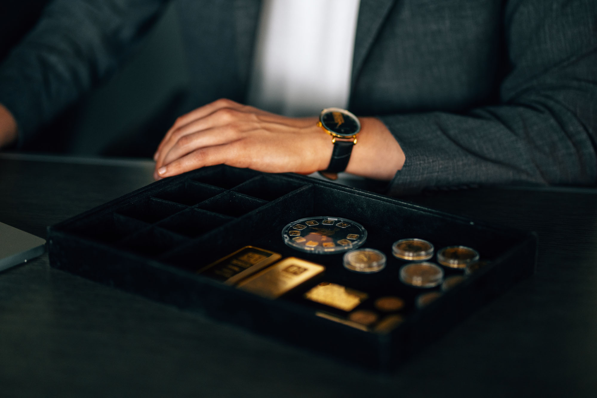 Showcase mit Goldbarren und Goldmünzen