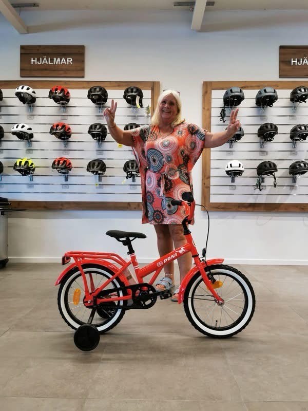 Lycklig vinnare av cykel