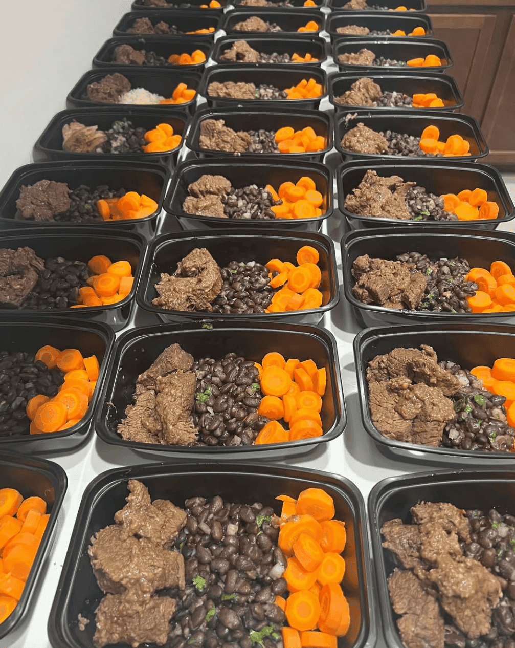 Res guisada con frijoles negros y zanahorias.