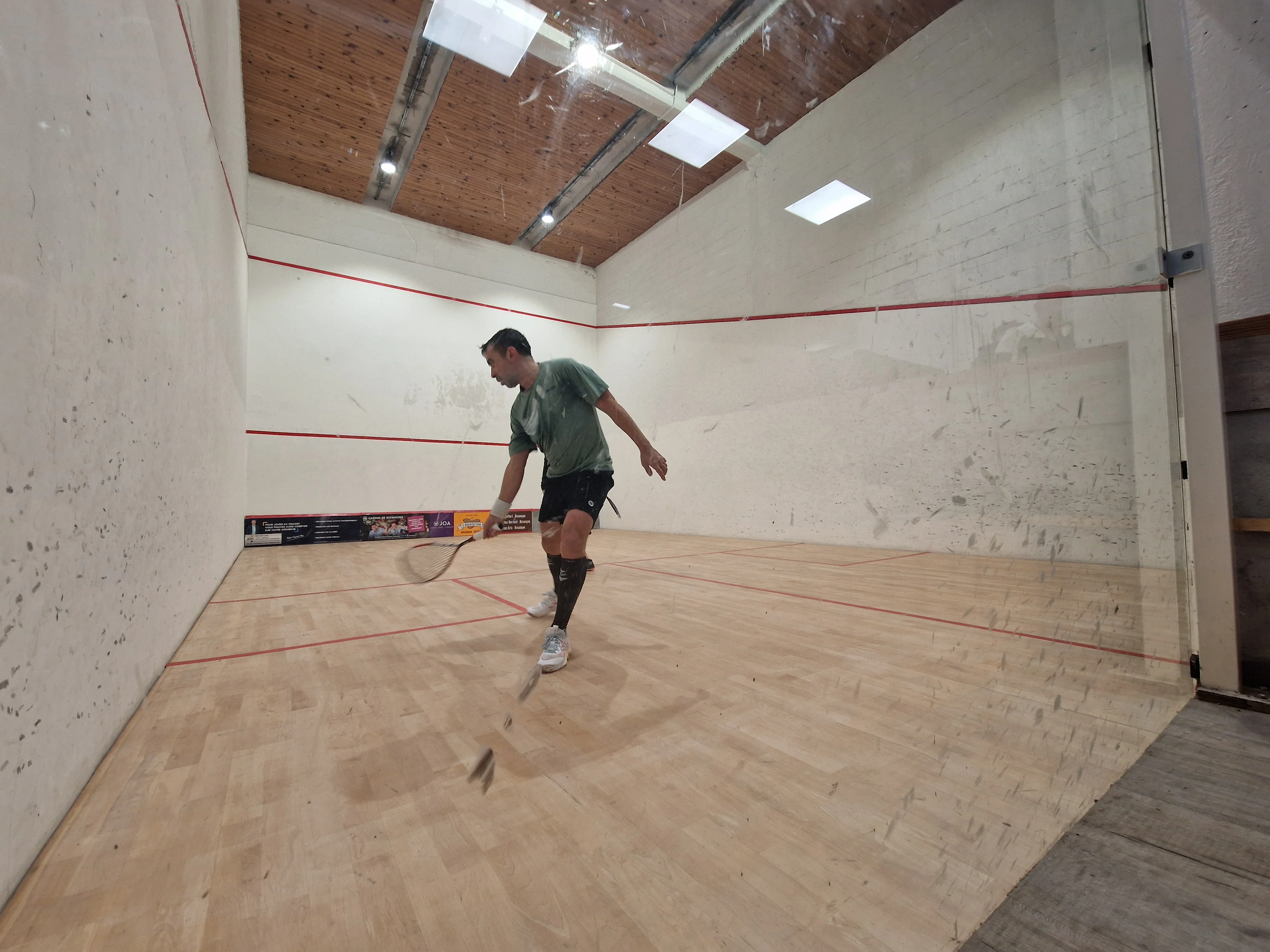 Photographie d'un homme qui joue au squash